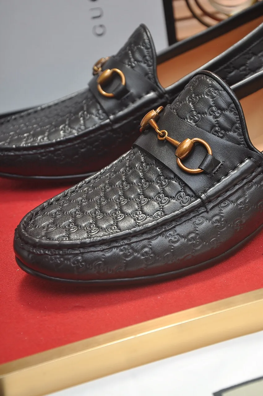 Men's shoes💰500💶Italy's top luxury men's shoe giant (GUCCI) (Gucci) (full cowhide lining) new arrival🍃Original European style🔰 Pleasant to the eye😍In order to make the shoes more durable and non-deformable🌀The production continues to follow traditional methods but there is still no lack of innovation💪Choose original sheepskin for the leather♻️ Smooth and natural And extra bright ⭐Made of imported cowhide, the first choice of rich people 38-45 (45 customized)